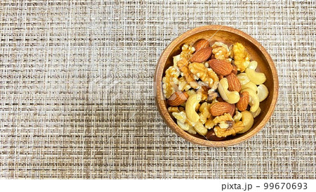 木製の皿に入ったミックスナッツ 木製の皿に入ったミックスナッツ 99670693