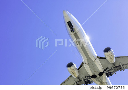 真上を飛ぶ飛行機  ボーイング737-800 99670736