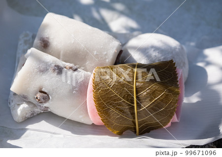 春に食べたくなる桜餅とおとめ餅。 99671096