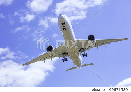 着陸する飛行機 エアバスA350-900 99671580