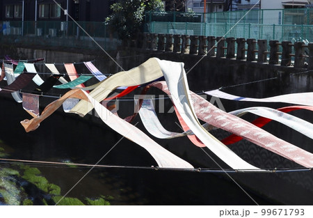 染の小道では、川筋に展示した染物はそよ風に身染の小道では、川筋に展示した染物はそよ風に身を任している 染の小道では、川筋に展示した染物はそよ風に身染の小道では、川筋に展示した染物はそよ風に身を任している 99671793