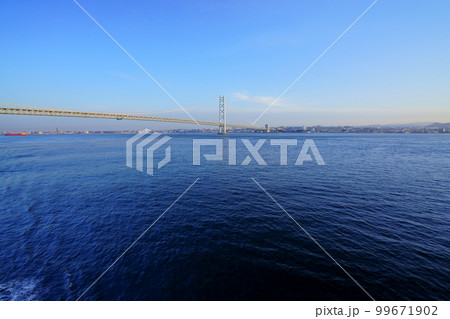 海上から見る明石海峡大橋・舞子方面 99671902