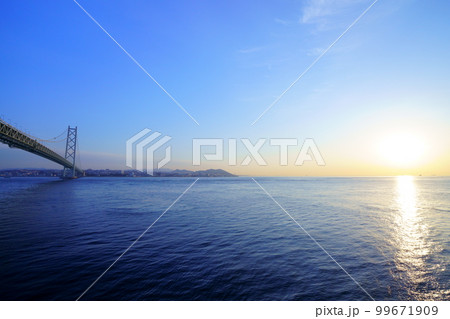 明石海峡大橋・海上から見る舞子と朝日 明石海峡大橋・海上から見る舞子と朝日 99671909