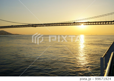明石海峡大橋・海上から見る日の出 明石海峡大橋・海上から見る日の出 99671924