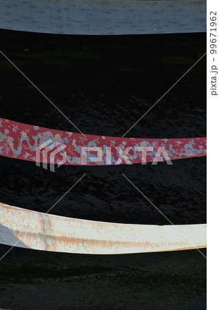 染の小道では、川筋に展示した染物はそよ風に身を任している 99671962