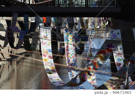 染の小道では、川筋に展示した染物はそよ風に身を任している 99671965