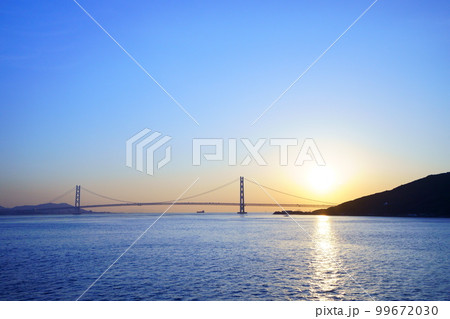 フェリーから見た明石海峡大橋の日の出 99672030