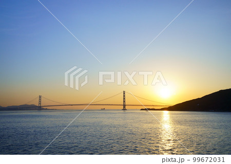 フェリーから見た明石海峡大橋の日の出 99672031