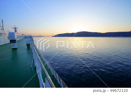 フェリーから見た明石海峡大橋の日の出 99672120