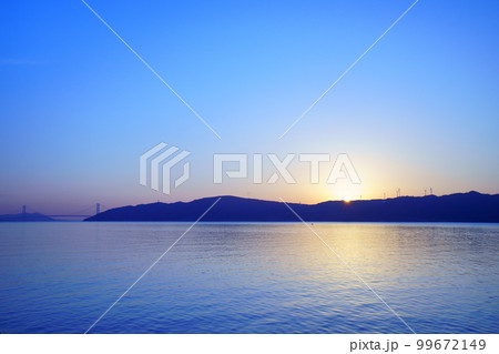 フェリーから見た明石海峡大橋の日の出 99672149
