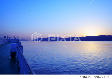 夜明け前・フェリーから見る淡路の島影 99672196