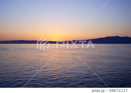 夜明け前・フェリーから見る淡路の島影 99672217