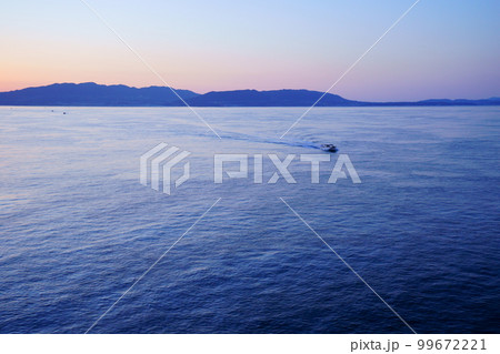 夜明け前・フェリーから見る淡路の島影 夜明け前・フェリーから見る淡路の島影 99672221