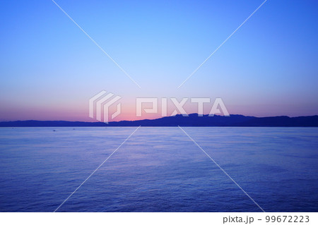 夜明け前・フェリーから見る淡路の島影 夜明け前・フェリーから見る淡路の島影 99672223