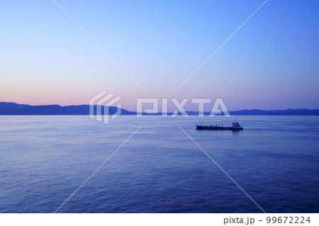 夜明け前・フェリーから見る淡路の島影 夜明け前・フェリーから見る淡路の島影 99672224