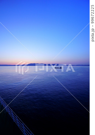 夜明け前・フェリーから見る淡路の島影 夜明け前・フェリーから見る淡路の島影 99672225
