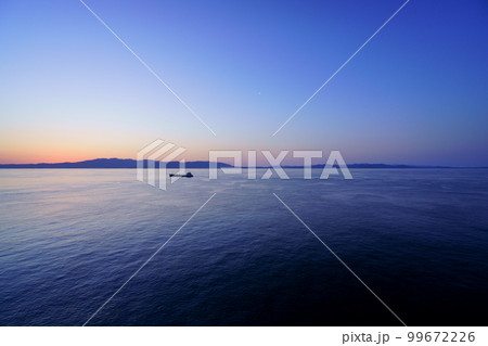 夜明け前・フェリーから見る淡路の島影 夜明け前・フェリーから見る淡路の島影 99672226