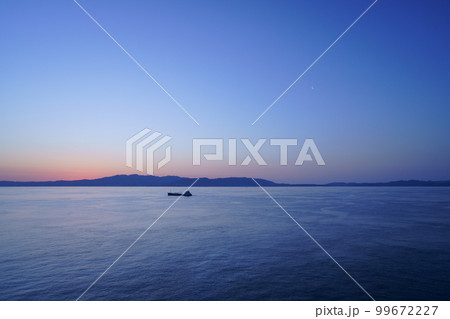 夜明け前・フェリーから見る淡路の島影 夜明け前・フェリーから見る淡路の島影 99672227