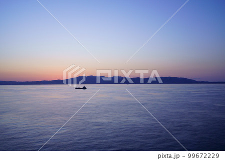 夜明け前・フェリーから見る淡路の島影 夜明け前・フェリーから見る淡路の島影 99672229