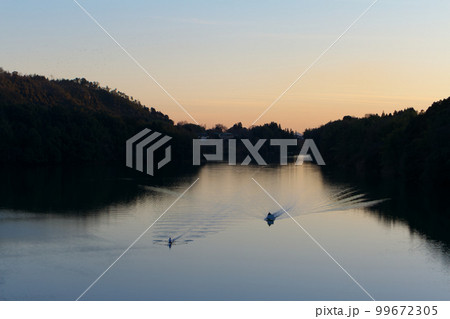 ボートの練習 岐阜県川辺町飛騨川 ボートの練習 岐阜県川辺町飛騨川 99672305