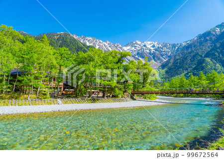 【絶景】初夏の上高地と河童橋【長野県】 99672564