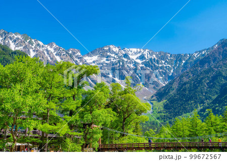 【絶景】初夏の上高地と河童橋【長野県】 99672567