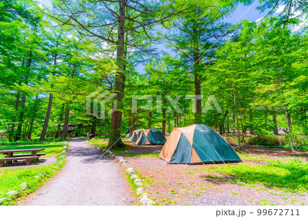 【キャンプ素材】新緑のキャンプ風景【長野県】 99672711