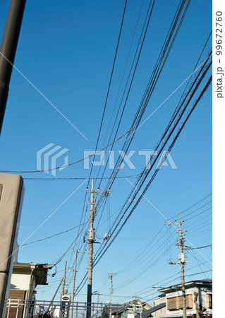 様々なケーブルや電線とそれらを支える電柱 様々なケーブルや電線とそれらを支える電柱 99672760
