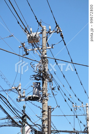 様々なケーブルや電線とそれらを支える電柱 99672800