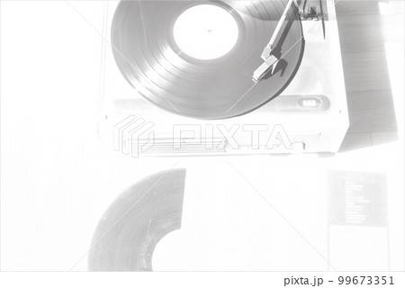 懐かしいレコードとレコードプレイヤーが今新鮮です。 懐かしいレコードとレコードプレイヤーが今新鮮です。 99673351