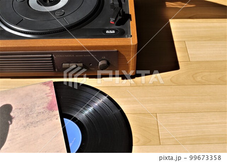 懐かしいレコードとレコードプレイヤーが今新鮮です。 99673358