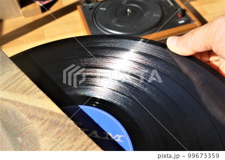 懐かしいレコードとレコードプレイヤーが今新鮮です。 99673359