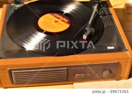 懐かしいレコードとレコードプレイヤーが今新鮮です。 99673363