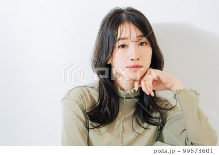 若い女性のヘアスタイルイメージ 99673601