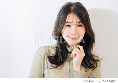 若い女性のヘアスタイルイメージ 99673602