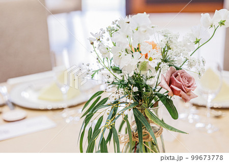 フラワーコーディネート　テーブルコーディネートのイメージ画像 99673778