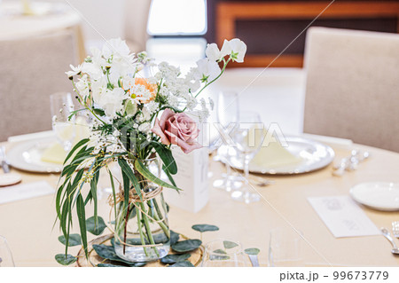 フラワーコーディネート　テーブルコーディネートのイメージ画像 99673779
