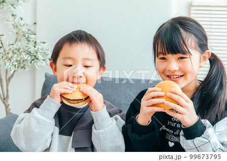 ハンバーガーを食べる子ども ハンバーガーを食べる子ども 99673795
