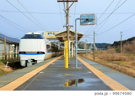 【JR西日本】北陸本線細呂木駅を通過中の683系「サンダーバード」 【JR西日本】北陸本線細呂木駅を通過中の683系「サンダーバード」 99674080