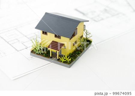 設計図と家。住宅メーカー、建設会社のイメージ 99674095