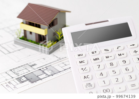 電卓と家の模型。住宅購入やリフォームの予算や見積もり 99674139