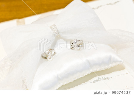 結婚指輪と結婚証明書の結婚式イメージ画像 結婚指輪と結婚証明書の結婚式イメージ画像 99674537