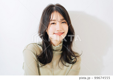 若い女性のヘアスタイルイメージ 99674555