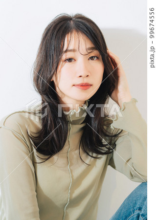 若い女性のヘアスタイルイメージ 99674556