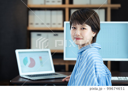 オフィスで働く若い女性 99674651