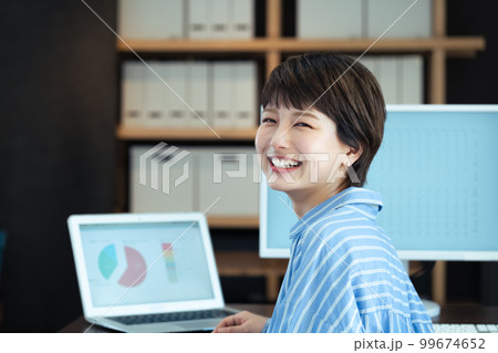 オフィスで働く若い女性 オフィスで働く若い女性 99674652