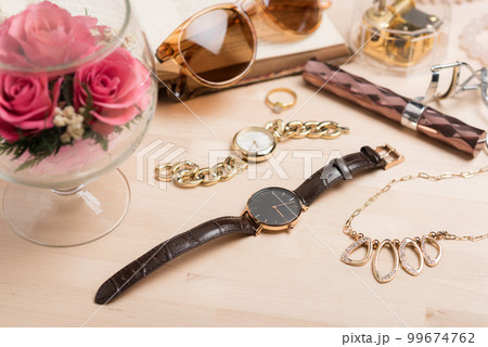 Isolate woman wristwatch Isolate woman wristwatch 99674762