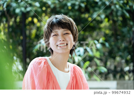 若い女性の屋外ポートレート 若い女性の屋外ポートレート 99674932