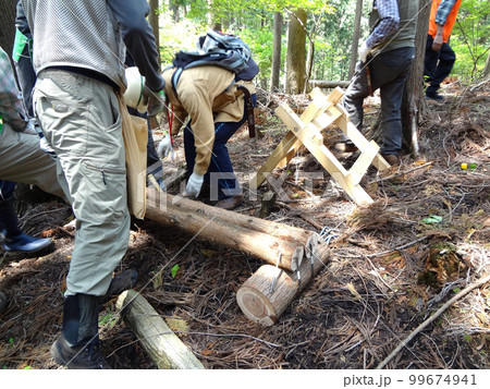 丸太いす作り 99674941