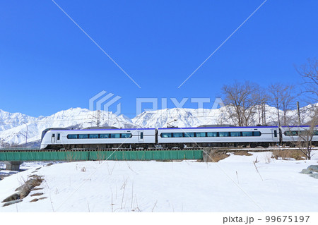 大糸線 冬の白馬を行く特急あずさ 大糸線 冬の白馬を行く特急あずさ 99675197